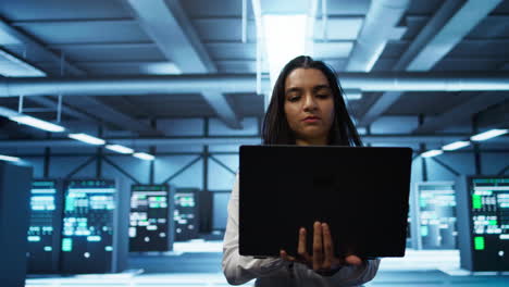 gerente supervisando la sala de servidores, mejorando los sistemas de supercomputadoras