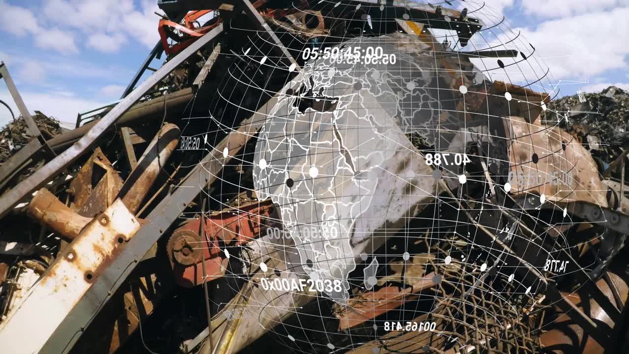 Un cumulo di rottami arrugginiti rimane statico, prima che un globo wireframe appaia gradualmente, ruotando e visualizzando le tendenze dei dati.