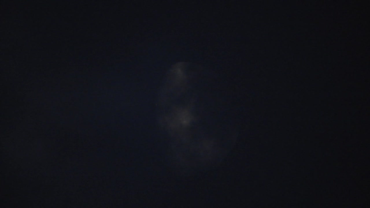 구름과 함께 밤의 달 실시간 4k 비디오 검은 하늘의 달 밤의 달을 지나가는 구름 구름의 날씨와 함께 밤의 하늘