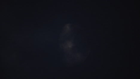 luna por la noche con nubes en tiempo real. 4k video luna en el cielo negro. nubes pasando por la luna por la noite. cielo nocturno con tiempo nublado