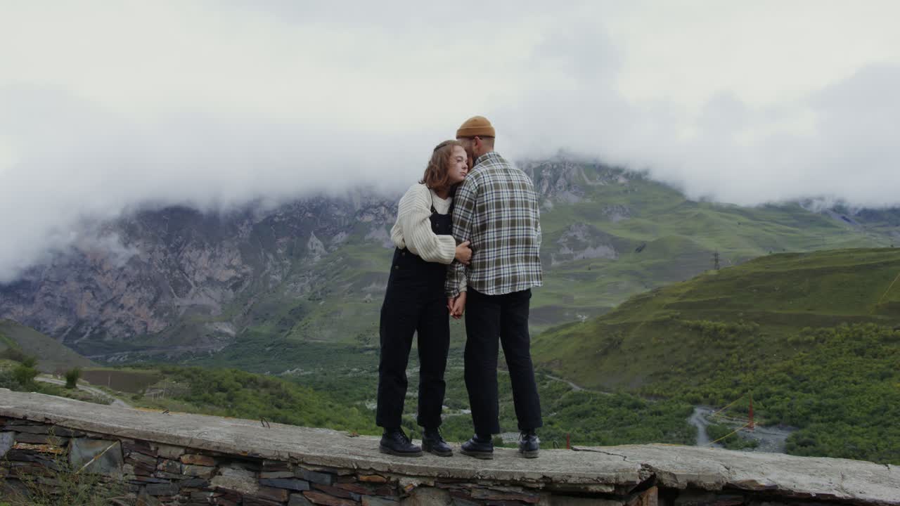 пара наслаждается живописным видом на горы