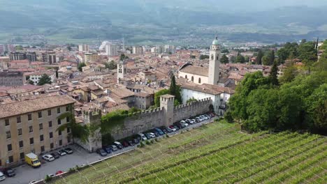 Antigua-Ciudad-Histórica-De-Rovereto-En-Italia,-Vista-Aérea-De-Drones