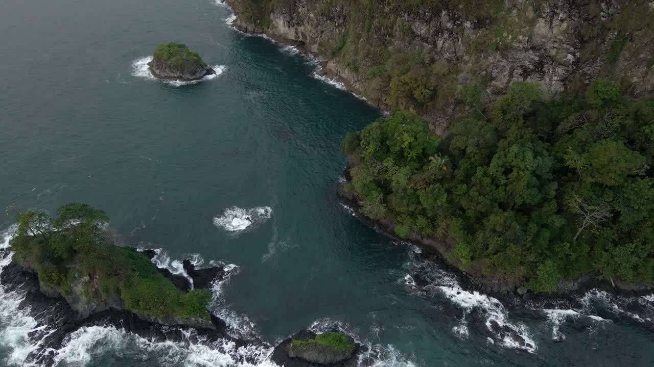 la increíblemente hermosa costa frente al puerto de quepos, costa rica al atardecer