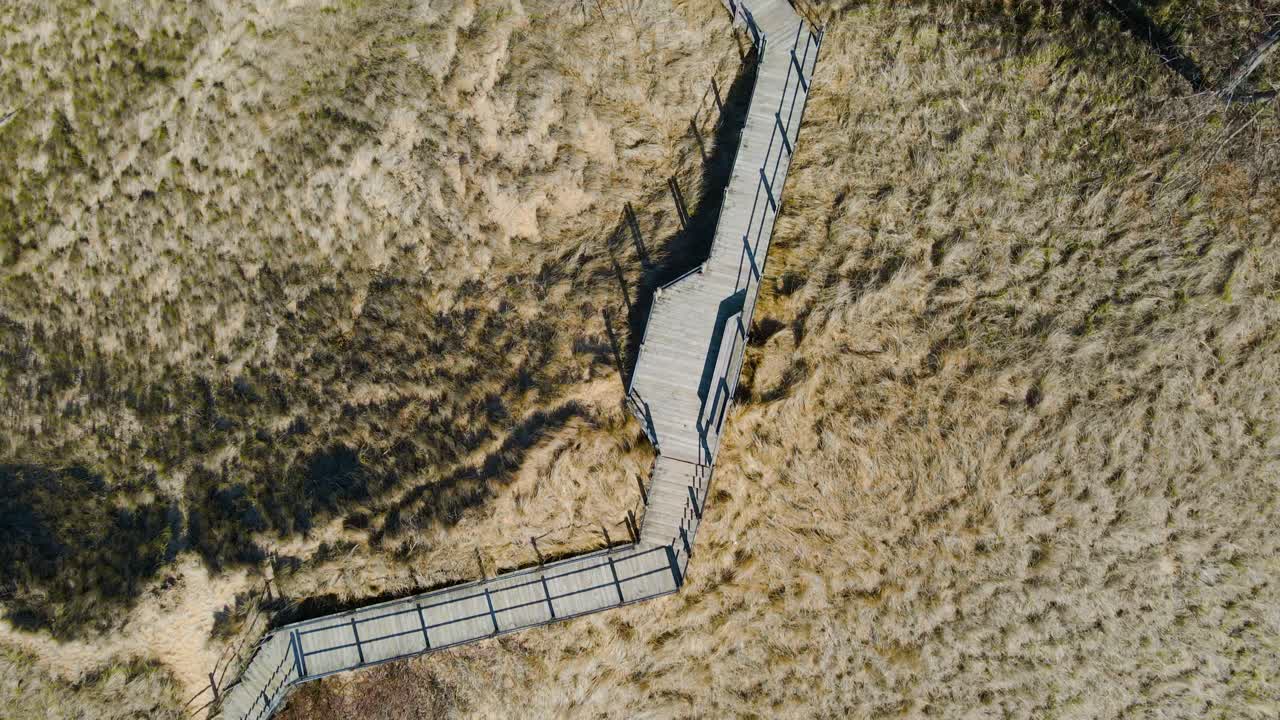 empujando e inclinando desde el paseo marítimo para mostrar los colores brillantes del lago michigan