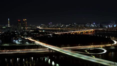 la vista nocturna de seúl. la vista superior de la autopista del lapso del tiempo.