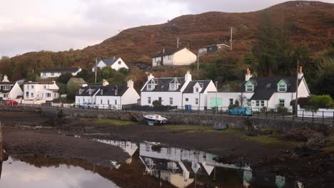 Reflejo-De-Una-Pintoresca-Casa-De-Campo-Blanca-En-Un-Pequeño-Pueblo-Costero-De-La-Isla-De-Skye,-En-Las-Tierras-Altas-De-Escocia