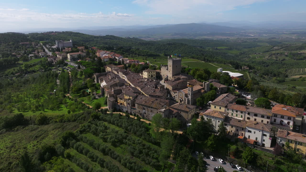 Vista panoramica del borgo medievale in collina di Castellina in Chianti, Toscana, Italia. Ripresa aerea.