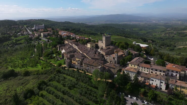 Vista panoramica del borgo medievale in collina di Castellina in Chianti, Toscana, Italia. Ripresa aerea.