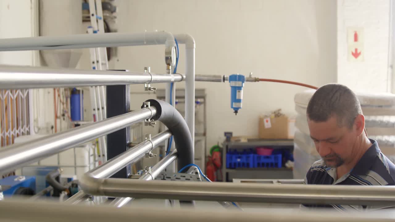 trabajador masculino que trabaja en una fábrica 4k