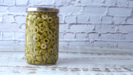 frasco de aceitunas verdes