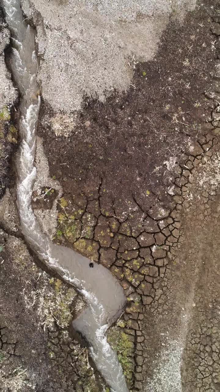 vista aérea de un lecho de río secado