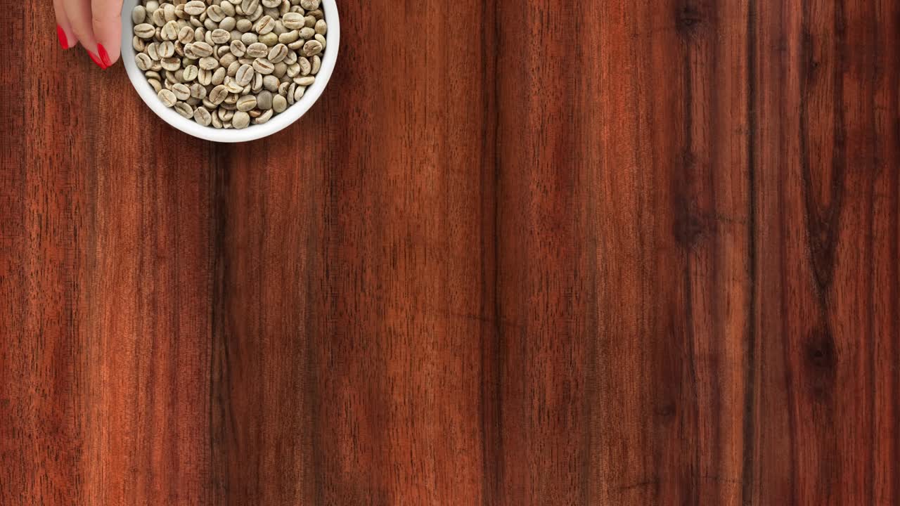Oferecendo grãos de café crus.