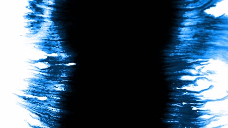 salpicaduras y manchas de tinta de cobalto azul que se extienden sobre un fondo blanco