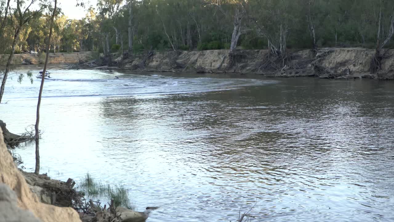 tubo detrás del barco en el río acampando en el interior de australia