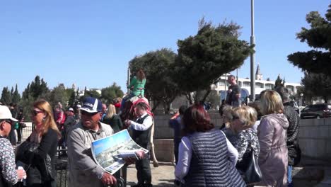 turistas en el monte del templo en jerusalén