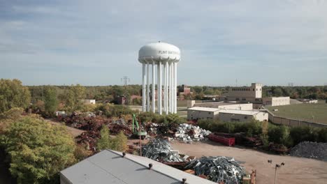 Flint,-Michigan-Water-Tower-Mit-Drohnenvideo,-Das-Sich-Von-Grund-Auf-Bewegt