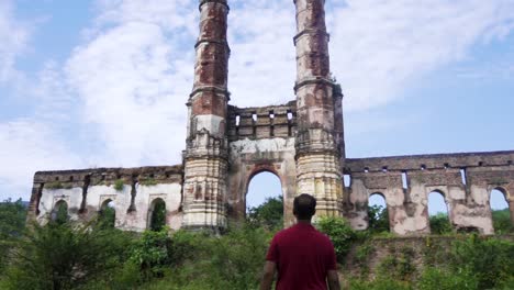 hombre en heritage iteri masjid de champaner también conocido como amir manzil