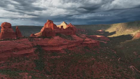 Formación-Rocosa-Erosionada-Contra-El-Cielo-Sombrío-En-Sedona,-Arizona