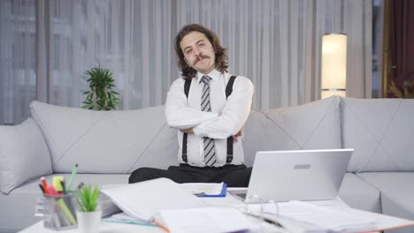 retrato de un hombre de negocios valiente y seguro de sí mismo.