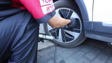 sequential steps of inflating a vehicle tire