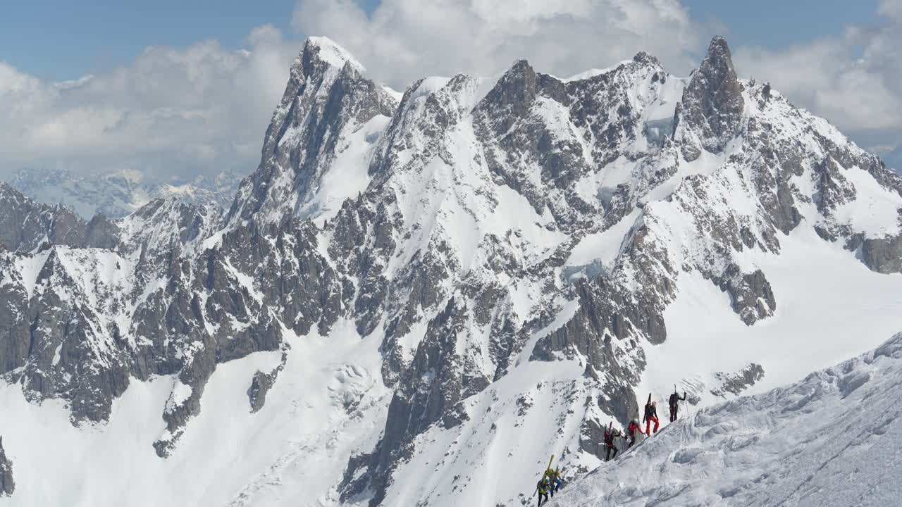 montañeros en colinas de montaña cubiertas de nieve, subiendo a gran altitud