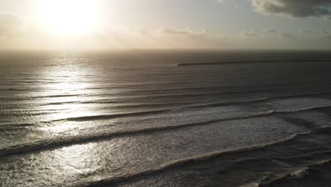 Olas-Del-Océano-Al-Atardecer,-Vista-Desde-Un-Dron