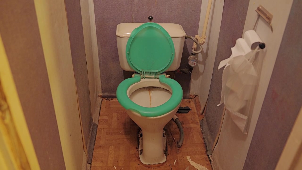 Interno del bagno di un appartamento dell'era sovietica prima della ristrutturazione in una casa dell'Europa orientale
