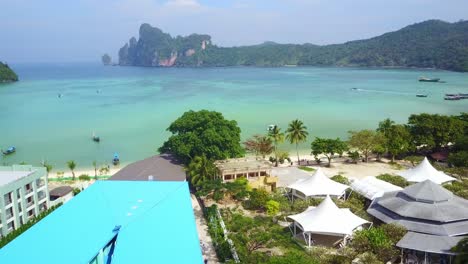 Isla-De-Koh-Phi-Phi-Con-Vistas-A-La-Playa-De-Dalum,-Toma-Aérea-De-Seguimiento-Lateral,-Tailandia