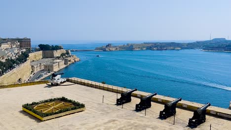 la batería de saludo y el gran puerto en valletta, malta