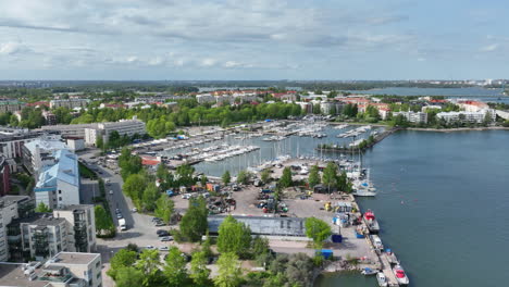 Vista-Aérea-Que-Se-Eleva-Hacia-El-Puerto-Deportivo-De-Lauttasaari,-Soleado-Día-De-Primavera-En-Helsinki