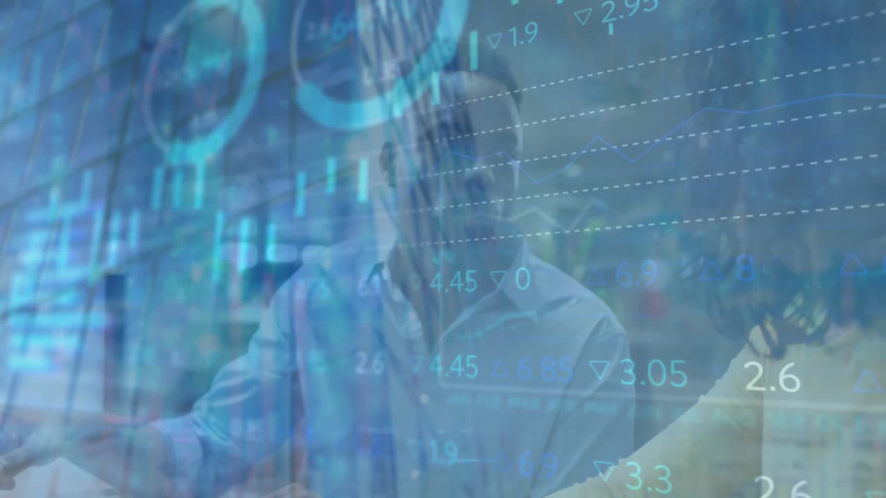 animación de estadísticas y procesamiento de datos financieros sobre personas de negocios que trabajan en la oficina