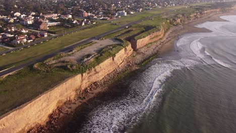 Carretera-Panorámica-Cerca-De-Los-Acantilados-Al-Atardecer,-Mar-Del-Plata-En-Argentina