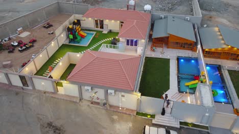 corredor y compradores que ingresan a una casa recién construida en venta