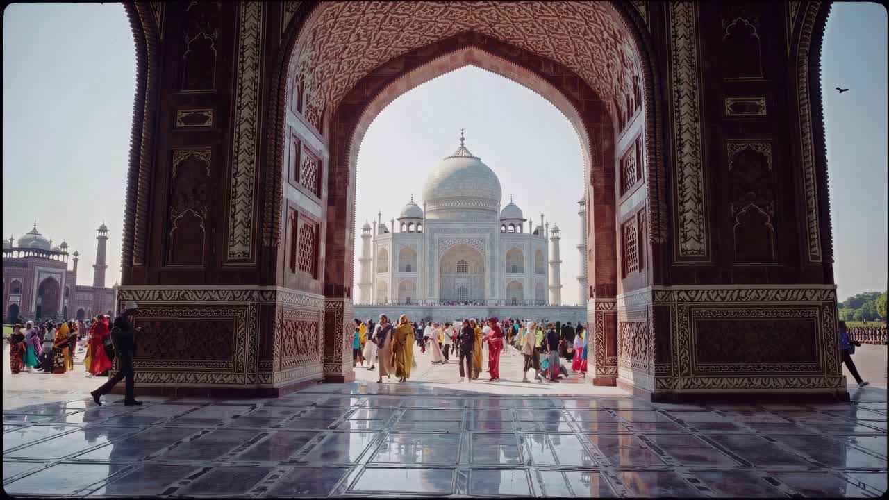 Un plan grand angle capture l'emblématique Taj Mahal encadré par une arche ornée, créant un rendu cinématographique.