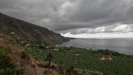 Statische-Aufnahme-Der-Nordküste-Teneriffas,-Die-Das-Wolkige-Wetter-Und-Das-Im-Vergleich-Zum-Süden-Unterschiedliche-Mikroklima-Zeigt