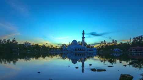 imágenes en 4k de la mezquita flotante en terengganu durante la puesta del sol