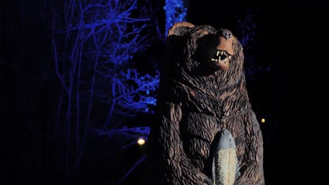 Die-Bärenfiguren-Im-Park-Werden-Im-Dunkeln-Beleuchtet