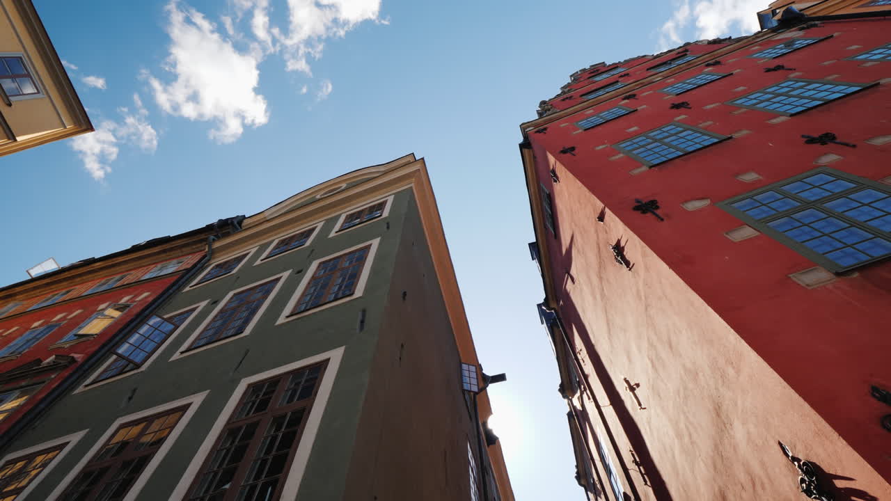 casas antiguas multicolores en estocolmo hermosa arquitectura europea el sol brilla detrás del