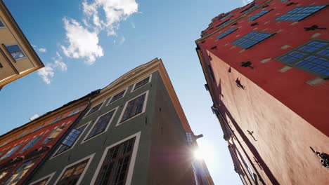 Bunte-Alte-Häuser-In-Stockholm-Schöne-Europäische-Architektur-Die-Sonne-Scheint-Hinter-Dem