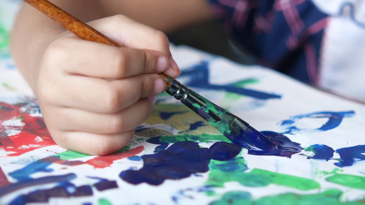 ребенок рисует цветными красками