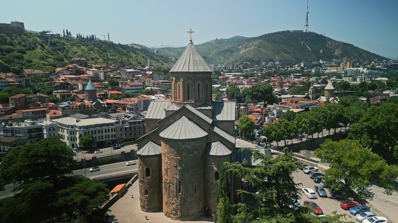 Letecký pohled na kostel Metekhi a Staré Tbilisi, Gruzie
