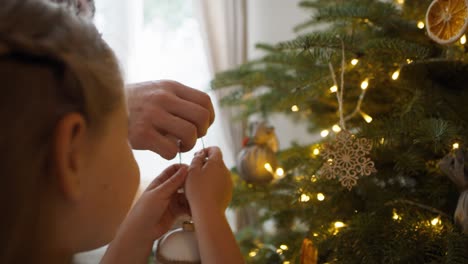 Padre-E-Hija-Decorando-El-árbol-De-Navidad