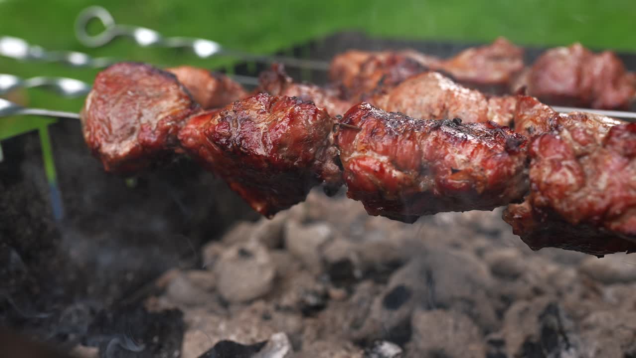 pinzones de cerdo a la parrilla en una parrilla de carbón