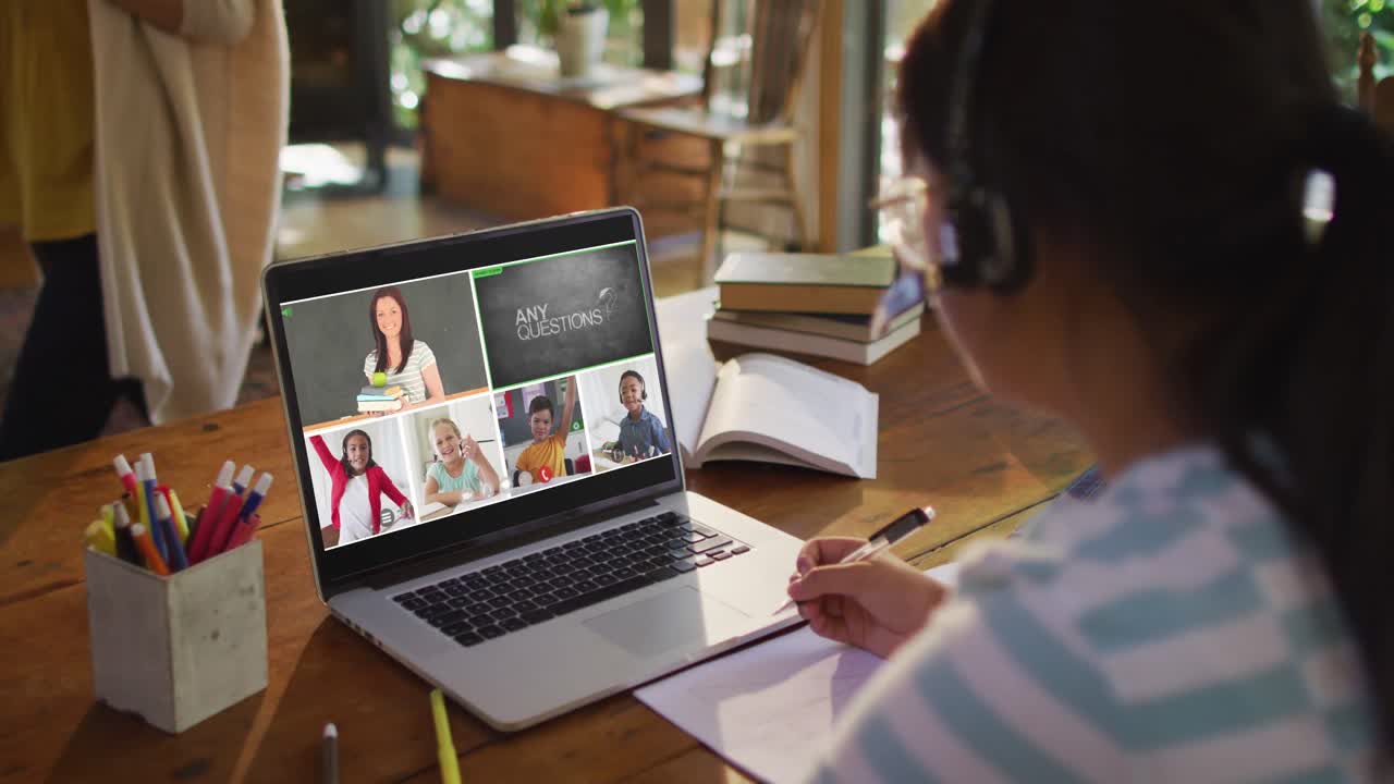 estudiante que usa una computadora portátil para una lección en línea en casa, con un maestro y una clase diversos en la pantalla
