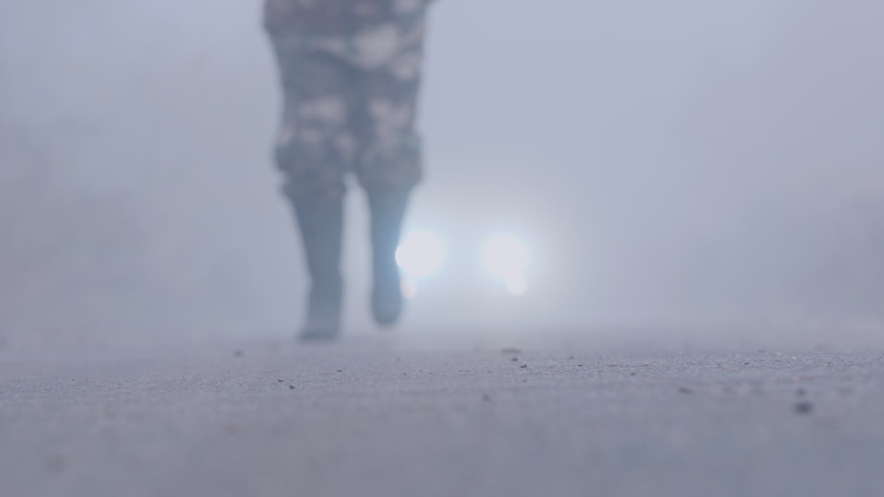 숲길에서 피 묻은 도끼를 든 살인자가 자동차 헤드라이트에 비추어 소름 끼치는 범죄 현장에 서 있다