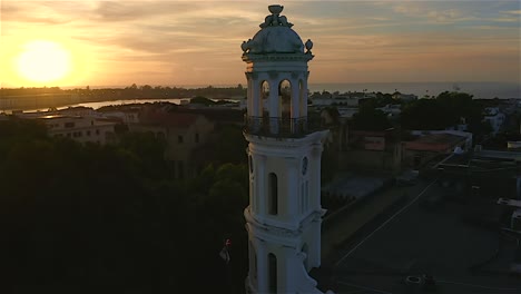 Konsistorialpalast-Und-Stadtbild-Bei-Sonnenuntergang,-Kolonialzone-In-Santo-Sunday