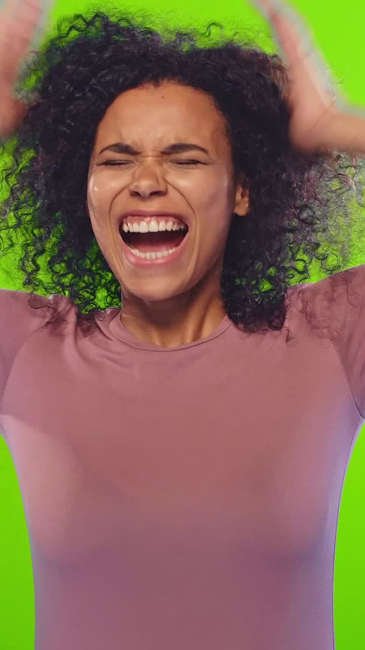 Giovane donna afroamericana ansiosa e agitata si copre le orecchie e urla forte
