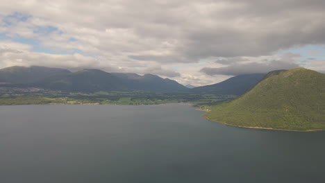 Vista-Aérea-Sobre-El-Fiordo-De-Montaña-Desde-La-Costa-Oeste-De-Noruega