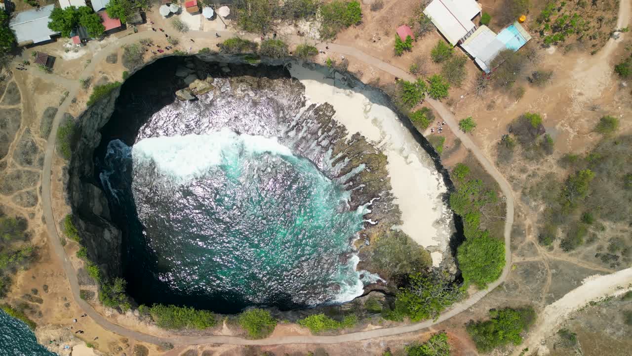 바리 (bali) 의 누사 페니다 (nusa penida) 해변의 놀라운 4k 드론 영상으로 숨을 쉬는 절벽, 푸른 물, 그리고 상징적인 자연 아치 (natural arch) 를 포착합니다.