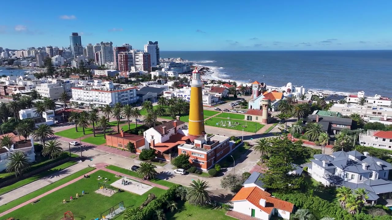 Skyline di Punta del Este a Maldonado, Uruguay. Skyline della spiaggia. Paesaggio tropicale. Viaggi estivi. Turismo in Sud America.